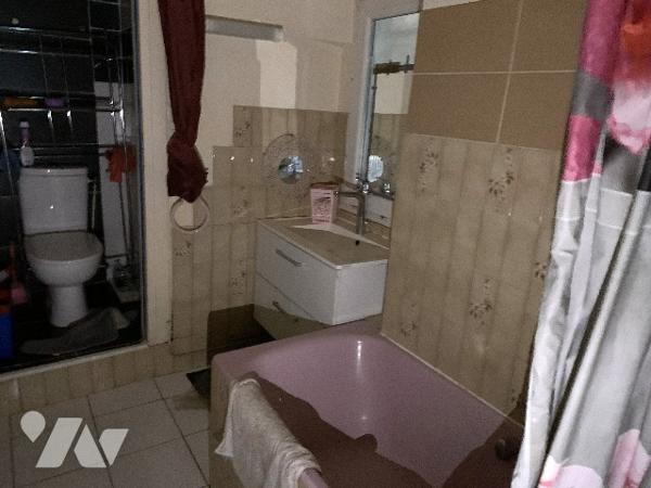 Centre-ville de Saint-Claude, rue du pré, appartement situé au premier étage.