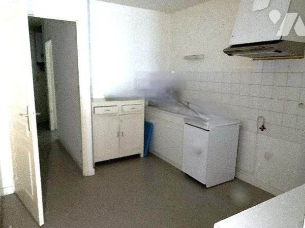 Centre-ville de Saint-Claude, rue du pré, appartement situé au premier étage.