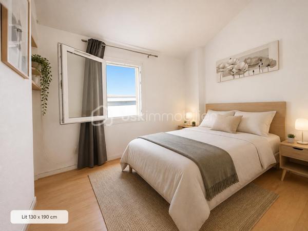 À seulement 50 mètres de la plage, au sein d’une résidence sécurisée et très bien entretenue avec piscine et accès privatif à la plage, je vous invite à découvrir cette agréable maison T3 entièrement meublée et équipée.

🔹 Extérieurs
Belle terrasse cosy et sans vis-à-vis, à l’abri des regards.
Store banne pour profiter pleinement des beaux jours.
Place de parking privative.

🔹 Intérieur – rénovée, aucun travaux à prévoir .
Rez-de-chaussée :
Entrée
Belle pièce de vie 
Cuisine équipée : lave-linge, lave-vaisselle, grand réfrigérateur avec congélateur
Salon avec accès direct sur la terrasse
Volet roulants
WC séparés avec fenêtre 
Étage :
Deux chambres avec placards, dont une avec lit king size
Salle d’eau avec douche

🔹 Prestations & confort
Huisseries PVC double vitrage, volets roulants
Maison très agréable, au calme, et parfaitement entretenue.
Vendue entièrement meublée et équipée, prête à être habitée ou louée immédiatement.

🔹 Charges copropriété : 850€/ an, façades refaite en 2024
       Taxe foncière : 857€ / an

📍 Emplacement recherché : proximité immédiate de la plage, environnement paisible, cadre de vie privilégié.
✨ À visiter sans tarder !


Contact : Mélinda 
06 99 16 72 10
