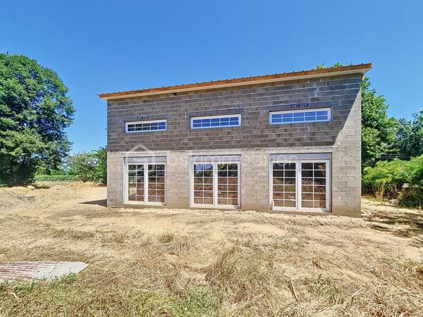 Christophe LAMAZERE pour le Réseau BSK Immobilier vous invite à découvrir cette maison de maître en cours de rénovation à Labarrère (32440, Gers).

FORTE BAISSE de prix pour cet ensemble immobilier en cours de finition. 

Située à quelques minutes des commodités de Castelnau d' Auzan (écoles, commerces, professionnels de santé), cette grande maison de plus de 204 m² habitables est actuellement en cours de rénovation et d'agrandissement. Elle propose plusieurs projets en 1  : investissement locatif prometteur ou maison familiale.

La rénovation du gros œuvre est terminée et est sous Garantie Décennale :  
- Planchers, toiture , isolation, menuiseries et plomberie déjà en place et le tout est neuf. 
- Pré-équipements électriques et plombiers avancés.
- Micro-station d'assainissement (dimensionnée pour 20 personnes) tout juste installée.

1 - Maison principale spacieuse avec logement locatif attenant : Créez votre maison familiale tout en générant un revenu locatif complémentaire grâce à un appartement indépendant.
2 - Investissement locatif clé en main avec une rentabilité exceptionnelle : Transformez ce bien en un immeuble de 3 logements indépendants (3 duplex de 50 m², 70 m² et 85m²) , parfaits pour la location saisonnière ou annuelle. Avec un bon taux de rentabilité locatif supérieur à 7%, c'est une opportunité unique dans le Gers pour diversifier et optimiser votre patrimoine immobilier !
3- Possibilité d'un logement supplémentaire : Le terrain offre la flexibilité d'ajouter une unité locative supplémentaire, maximisant ainsi votre rentabilité locative. Permis accordé pour un logement supplémentaire et pour une piscine.

L'ensemble des travaux est réalisé dans les règles de l'art, avec toutes les autorisations et permis de construire en bonne et due forme, et bénéficie de garanties décennales. Tous les documents vous seront bien évidemment fournis lors de la vente pour une totale transparence.
Un permis de construire pour une piscine est déjà accordé, vous permettant de projeter dès maintenant un espace de détente idyllique.

Le Gers est un département réputé pour sa douceur de vivre, sa gastronomie locale et ses paysages vallonnés. Profitez de la proximité des commodités de Castelnau d'Auzan (écoles, commerces de proximité, médecins) pour un quotidien facilité, Territoire touristique de l'Armagnac avec Eauze à quelques kilomètres et les thermes réputés de Barbotan. 

Les accès sont aisés : vous rejoindrez rapidement les villes dynamiques d'Agen, Nérac et Toulouse, offrant des opportunités de transport et de loisirs variées.
Ne laissez pas passer cette opportunité unique de concrétiser votre projet immobilier dans le Gers ! 
Contactez-moi dès aujourd'hui pour plus d'informations et une visite.