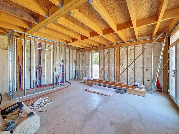 Christophe LAMAZERE pour le Réseau BSK Immobilier vous invite à découvrir cette maison de maître en cours de rénovation à Labarrère (32440, Gers).

FORTE BAISSE de prix pour cet ensemble immobilier en cours de finition. 

Située à quelques minutes des commodités de Castelnau d' Auzan (écoles, commerces, professionnels de santé), cette grande maison de plus de 204 m² habitables est actuellement en cours de rénovation et d'agrandissement. Elle propose plusieurs projets en 1  : investissement locatif prometteur ou maison familiale.

La rénovation du gros œuvre est terminée et est sous Garantie Décennale :  
- Planchers, toiture , isolation, menuiseries et plomberie déjà en place et le tout est neuf. 
- Pré-équipements électriques et plombiers avancés.
- Micro-station d'assainissement (dimensionnée pour 20 personnes) tout juste installée.

1 - Maison principale spacieuse avec logement locatif attenant : Créez votre maison familiale tout en générant un revenu locatif complémentaire grâce à un appartement indépendant.
2 - Investissement locatif clé en main avec une rentabilité exceptionnelle : Transformez ce bien en un immeuble de 3 logements indépendants (3 duplex de 50 m², 70 m² et 85m²) , parfaits pour la location saisonnière ou annuelle. Avec un bon taux de rentabilité locatif supérieur à 7%, c'est une opportunité unique dans le Gers pour diversifier et optimiser votre patrimoine immobilier !
3- Possibilité d'un logement supplémentaire : Le terrain offre la flexibilité d'ajouter une unité locative supplémentaire, maximisant ainsi votre rentabilité locative. Permis accordé pour un logement supplémentaire et pour une piscine.

L'ensemble des travaux est réalisé dans les règles de l'art, avec toutes les autorisations et permis de construire en bonne et due forme, et bénéficie de garanties décennales. Tous les documents vous seront bien évidemment fournis lors de la vente pour une totale transparence.
Un permis de construire pour une piscine est déjà accordé, vous permettant de projeter dès maintenant un espace de détente idyllique.

Le Gers est un département réputé pour sa douceur de vivre, sa gastronomie locale et ses paysages vallonnés. Profitez de la proximité des commodités de Castelnau d'Auzan (écoles, commerces de proximité, médecins) pour un quotidien facilité, Territoire touristique de l'Armagnac avec Eauze à quelques kilomètres et les thermes réputés de Barbotan. 

Les accès sont aisés : vous rejoindrez rapidement les villes dynamiques d'Agen, Nérac et Toulouse, offrant des opportunités de transport et de loisirs variées.
Ne laissez pas passer cette opportunité unique de concrétiser votre projet immobilier dans le Gers ! 
Contactez-moi dès aujourd'hui pour plus d'informations et une visite.