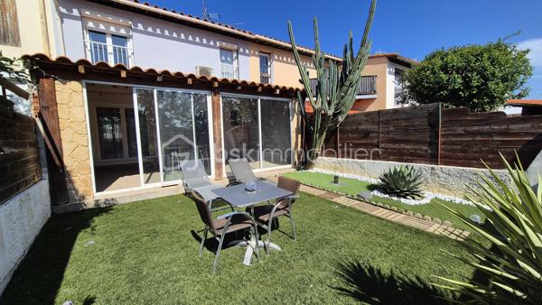 A VENDRE MAISON DEUX FACES TRAVERSANTE RENOVEE DE 93M² SUR TERRAIN DE 162M² A CABESTANY - TROIS CHAMBRES - GARAGE - CLIMATISATION REVERSIBLE - HAUTES PRESTATIONS.
Cette maison coup de coeur, rénovée du sol au plafond, est située sur un secteur calme et recherché, proche de tous les commerces et des écoles.
Elle se compose au rez-de-chaussée d'un hall d'entrée, d'une pièce à vivre au volume idéal baignée de lumière qui s'ouvre sur une cuisine américaine aménagée, d'une véranda de 20m² avec un accès direct au jardin plutot cosy, d'une salle de bain, d'un toilette indépendant, et d'un garage pour les deux roues permettant également le stockage.
L'étage vous offre le coin nuit avec trois chambres dont une suite parentale avec sa salle d'eau et son toilette.
Vous apprécierez sa terrasse à l'avant à l'abri des regards, mais également son jardin à l'arrière pour d'agréables moments de farniente en famille ou entre amis.
La véranda dotée de baie vitrée sera appréciée grace à son volume, permettant de grands repas festifs.
Le stationnement se fait devant la maison, mais également à l'intéreiur de la parcelle.
A la recherche de confort, de volumes et de matériaux de haute qualité, cette maison sera idéale pour une famille, et parfaite pour un couple.
Je reste à votre disposition pour toutes informations.