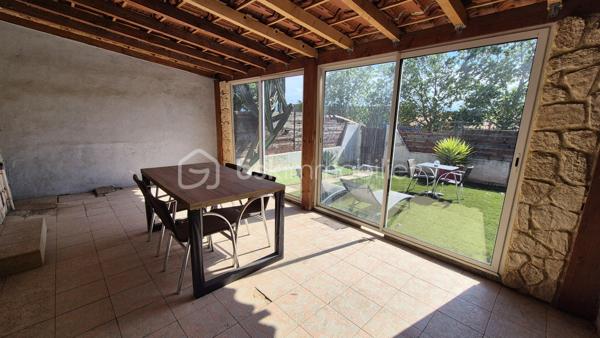A VENDRE MAISON DEUX FACES TRAVERSANTE RENOVEE DE 93M² SUR TERRAIN DE 162M² A CABESTANY - TROIS CHAMBRES - GARAGE - CLIMATISATION REVERSIBLE - HAUTES PRESTATIONS.
Cette maison coup de coeur, rénovée du sol au plafond, est située sur un secteur calme et recherché, proche de tous les commerces et des écoles.
Elle se compose au rez-de-chaussée d'un hall d'entrée, d'une pièce à vivre au volume idéal baignée de lumière qui s'ouvre sur une cuisine américaine aménagée, d'une véranda de 20m² avec un accès direct au jardin plutot cosy, d'une salle de bain, d'un toilette indépendant, et d'un garage pour les deux roues permettant également le stockage.
L'étage vous offre le coin nuit avec trois chambres dont une suite parentale avec sa salle d'eau et son toilette.
Vous apprécierez sa terrasse à l'avant à l'abri des regards, mais également son jardin à l'arrière pour d'agréables moments de farniente en famille ou entre amis.
La véranda dotée de baie vitrée sera appréciée grace à son volume, permettant de grands repas festifs.
Le stationnement se fait devant la maison, mais également à l'intéreiur de la parcelle.
A la recherche de confort, de volumes et de matériaux de haute qualité, cette maison sera idéale pour une famille, et parfaite pour un couple.
Je reste à votre disposition pour toutes informations.