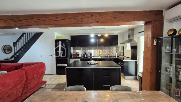 A VENDRE MAISON DEUX FACES TRAVERSANTE RENOVEE DE 93M² SUR TERRAIN DE 162M² A CABESTANY - TROIS CHAMBRES - GARAGE - CLIMATISATION REVERSIBLE - HAUTES PRESTATIONS.
Cette maison coup de coeur, rénovée du sol au plafond, est située sur un secteur calme et recherché, proche de tous les commerces et des écoles.
Elle se compose au rez-de-chaussée d'un hall d'entrée, d'une pièce à vivre au volume idéal baignée de lumière qui s'ouvre sur une cuisine américaine aménagée, d'une véranda de 20m² avec un accès direct au jardin plutot cosy, d'une salle de bain, d'un toilette indépendant, et d'un garage pour les deux roues permettant également le stockage.
L'étage vous offre le coin nuit avec trois chambres dont une suite parentale avec sa salle d'eau et son toilette.
Vous apprécierez sa terrasse à l'avant à l'abri des regards, mais également son jardin à l'arrière pour d'agréables moments de farniente en famille ou entre amis.
La véranda dotée de baie vitrée sera appréciée grace à son volume, permettant de grands repas festifs.
Le stationnement se fait devant la maison, mais également à l'intéreiur de la parcelle.
A la recherche de confort, de volumes et de matériaux de haute qualité, cette maison sera idéale pour une famille, et parfaite pour un couple.
Je reste à votre disposition pour toutes informations.