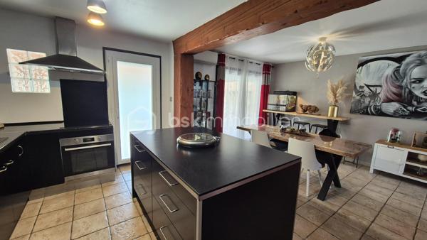 A VENDRE MAISON DEUX FACES TRAVERSANTE RENOVEE DE 93M² SUR TERRAIN DE 162M² A CABESTANY - TROIS CHAMBRES - GARAGE - CLIMATISATION REVERSIBLE - HAUTES PRESTATIONS.
Cette maison coup de coeur, rénovée du sol au plafond, est située sur un secteur calme et recherché, proche de tous les commerces et des écoles.
Elle se compose au rez-de-chaussée d'un hall d'entrée, d'une pièce à vivre au volume idéal baignée de lumière qui s'ouvre sur une cuisine américaine aménagée, d'une véranda de 20m² avec un accès direct au jardin plutot cosy, d'une salle de bain, d'un toilette indépendant, et d'un garage pour les deux roues permettant également le stockage.
L'étage vous offre le coin nuit avec trois chambres dont une suite parentale avec sa salle d'eau et son toilette.
Vous apprécierez sa terrasse à l'avant à l'abri des regards, mais également son jardin à l'arrière pour d'agréables moments de farniente en famille ou entre amis.
La véranda dotée de baie vitrée sera appréciée grace à son volume, permettant de grands repas festifs.
Le stationnement se fait devant la maison, mais également à l'intéreiur de la parcelle.
A la recherche de confort, de volumes et de matériaux de haute qualité, cette maison sera idéale pour une famille, et parfaite pour un couple.
Je reste à votre disposition pour toutes informations.