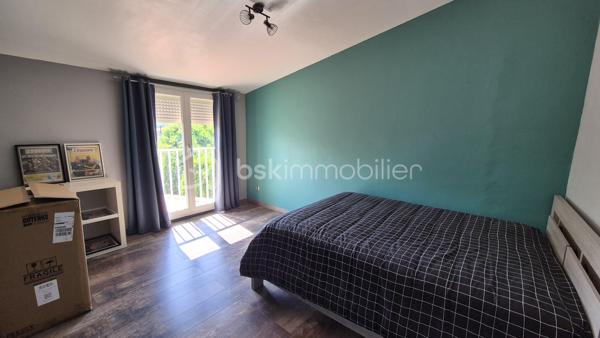 A VENDRE MAISON DEUX FACES TRAVERSANTE RENOVEE DE 93M² SUR TERRAIN DE 162M² A CABESTANY - TROIS CHAMBRES - GARAGE - CLIMATISATION REVERSIBLE - HAUTES PRESTATIONS.
Cette maison coup de coeur, rénovée du sol au plafond, est située sur un secteur calme et recherché, proche de tous les commerces et des écoles.
Elle se compose au rez-de-chaussée d'un hall d'entrée, d'une pièce à vivre au volume idéal baignée de lumière qui s'ouvre sur une cuisine américaine aménagée, d'une véranda de 20m² avec un accès direct au jardin plutot cosy, d'une salle de bain, d'un toilette indépendant, et d'un garage pour les deux roues permettant également le stockage.
L'étage vous offre le coin nuit avec trois chambres dont une suite parentale avec sa salle d'eau et son toilette.
Vous apprécierez sa terrasse à l'avant à l'abri des regards, mais également son jardin à l'arrière pour d'agréables moments de farniente en famille ou entre amis.
La véranda dotée de baie vitrée sera appréciée grace à son volume, permettant de grands repas festifs.
Le stationnement se fait devant la maison, mais également à l'intéreiur de la parcelle.
A la recherche de confort, de volumes et de matériaux de haute qualité, cette maison sera idéale pour une famille, et parfaite pour un couple.
Je reste à votre disposition pour toutes informations.