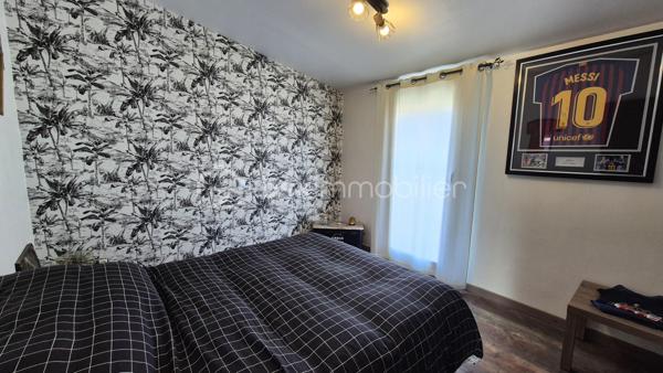A VENDRE MAISON DEUX FACES TRAVERSANTE RENOVEE DE 93M² SUR TERRAIN DE 162M² A CABESTANY - TROIS CHAMBRES - GARAGE - CLIMATISATION REVERSIBLE - HAUTES PRESTATIONS.
Cette maison coup de coeur, rénovée du sol au plafond, est située sur un secteur calme et recherché, proche de tous les commerces et des écoles.
Elle se compose au rez-de-chaussée d'un hall d'entrée, d'une pièce à vivre au volume idéal baignée de lumière qui s'ouvre sur une cuisine américaine aménagée, d'une véranda de 20m² avec un accès direct au jardin plutot cosy, d'une salle de bain, d'un toilette indépendant, et d'un garage pour les deux roues permettant également le stockage.
L'étage vous offre le coin nuit avec trois chambres dont une suite parentale avec sa salle d'eau et son toilette.
Vous apprécierez sa terrasse à l'avant à l'abri des regards, mais également son jardin à l'arrière pour d'agréables moments de farniente en famille ou entre amis.
La véranda dotée de baie vitrée sera appréciée grace à son volume, permettant de grands repas festifs.
Le stationnement se fait devant la maison, mais également à l'intéreiur de la parcelle.
A la recherche de confort, de volumes et de matériaux de haute qualité, cette maison sera idéale pour une famille, et parfaite pour un couple.
Je reste à votre disposition pour toutes informations.