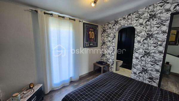 A VENDRE MAISON DEUX FACES TRAVERSANTE RENOVEE DE 93M² SUR TERRAIN DE 162M² A CABESTANY - TROIS CHAMBRES - GARAGE - CLIMATISATION REVERSIBLE - HAUTES PRESTATIONS.
Cette maison coup de coeur, rénovée du sol au plafond, est située sur un secteur calme et recherché, proche de tous les commerces et des écoles.
Elle se compose au rez-de-chaussée d'un hall d'entrée, d'une pièce à vivre au volume idéal baignée de lumière qui s'ouvre sur une cuisine américaine aménagée, d'une véranda de 20m² avec un accès direct au jardin plutot cosy, d'une salle de bain, d'un toilette indépendant, et d'un garage pour les deux roues permettant également le stockage.
L'étage vous offre le coin nuit avec trois chambres dont une suite parentale avec sa salle d'eau et son toilette.
Vous apprécierez sa terrasse à l'avant à l'abri des regards, mais également son jardin à l'arrière pour d'agréables moments de farniente en famille ou entre amis.
La véranda dotée de baie vitrée sera appréciée grace à son volume, permettant de grands repas festifs.
Le stationnement se fait devant la maison, mais également à l'intéreiur de la parcelle.
A la recherche de confort, de volumes et de matériaux de haute qualité, cette maison sera idéale pour une famille, et parfaite pour un couple.
Je reste à votre disposition pour toutes informations.