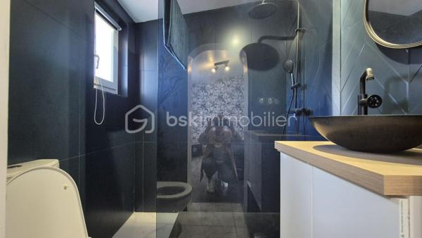 A VENDRE MAISON DEUX FACES TRAVERSANTE RENOVEE DE 93M² SUR TERRAIN DE 162M² A CABESTANY - TROIS CHAMBRES - GARAGE - CLIMATISATION REVERSIBLE - HAUTES PRESTATIONS.
Cette maison coup de coeur, rénovée du sol au plafond, est située sur un secteur calme et recherché, proche de tous les commerces et des écoles.
Elle se compose au rez-de-chaussée d'un hall d'entrée, d'une pièce à vivre au volume idéal baignée de lumière qui s'ouvre sur une cuisine américaine aménagée, d'une véranda de 20m² avec un accès direct au jardin plutot cosy, d'une salle de bain, d'un toilette indépendant, et d'un garage pour les deux roues permettant également le stockage.
L'étage vous offre le coin nuit avec trois chambres dont une suite parentale avec sa salle d'eau et son toilette.
Vous apprécierez sa terrasse à l'avant à l'abri des regards, mais également son jardin à l'arrière pour d'agréables moments de farniente en famille ou entre amis.
La véranda dotée de baie vitrée sera appréciée grace à son volume, permettant de grands repas festifs.
Le stationnement se fait devant la maison, mais également à l'intéreiur de la parcelle.
A la recherche de confort, de volumes et de matériaux de haute qualité, cette maison sera idéale pour une famille, et parfaite pour un couple.
Je reste à votre disposition pour toutes informations.