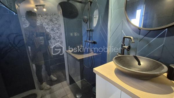 A VENDRE MAISON DEUX FACES TRAVERSANTE RENOVEE DE 93M² SUR TERRAIN DE 162M² A CABESTANY - TROIS CHAMBRES - GARAGE - CLIMATISATION REVERSIBLE - HAUTES PRESTATIONS.
Cette maison coup de coeur, rénovée du sol au plafond, est située sur un secteur calme et recherché, proche de tous les commerces et des écoles.
Elle se compose au rez-de-chaussée d'un hall d'entrée, d'une pièce à vivre au volume idéal baignée de lumière qui s'ouvre sur une cuisine américaine aménagée, d'une véranda de 20m² avec un accès direct au jardin plutot cosy, d'une salle de bain, d'un toilette indépendant, et d'un garage pour les deux roues permettant également le stockage.
L'étage vous offre le coin nuit avec trois chambres dont une suite parentale avec sa salle d'eau et son toilette.
Vous apprécierez sa terrasse à l'avant à l'abri des regards, mais également son jardin à l'arrière pour d'agréables moments de farniente en famille ou entre amis.
La véranda dotée de baie vitrée sera appréciée grace à son volume, permettant de grands repas festifs.
Le stationnement se fait devant la maison, mais également à l'intéreiur de la parcelle.
A la recherche de confort, de volumes et de matériaux de haute qualité, cette maison sera idéale pour une famille, et parfaite pour un couple.
Je reste à votre disposition pour toutes informations.