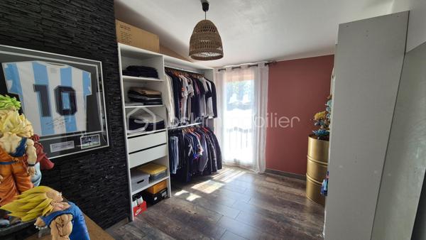A VENDRE MAISON DEUX FACES TRAVERSANTE RENOVEE DE 93M² SUR TERRAIN DE 162M² A CABESTANY - TROIS CHAMBRES - GARAGE - CLIMATISATION REVERSIBLE - HAUTES PRESTATIONS.
Cette maison coup de coeur, rénovée du sol au plafond, est située sur un secteur calme et recherché, proche de tous les commerces et des écoles.
Elle se compose au rez-de-chaussée d'un hall d'entrée, d'une pièce à vivre au volume idéal baignée de lumière qui s'ouvre sur une cuisine américaine aménagée, d'une véranda de 20m² avec un accès direct au jardin plutot cosy, d'une salle de bain, d'un toilette indépendant, et d'un garage pour les deux roues permettant également le stockage.
L'étage vous offre le coin nuit avec trois chambres dont une suite parentale avec sa salle d'eau et son toilette.
Vous apprécierez sa terrasse à l'avant à l'abri des regards, mais également son jardin à l'arrière pour d'agréables moments de farniente en famille ou entre amis.
La véranda dotée de baie vitrée sera appréciée grace à son volume, permettant de grands repas festifs.
Le stationnement se fait devant la maison, mais également à l'intéreiur de la parcelle.
A la recherche de confort, de volumes et de matériaux de haute qualité, cette maison sera idéale pour une famille, et parfaite pour un couple.
Je reste à votre disposition pour toutes informations.