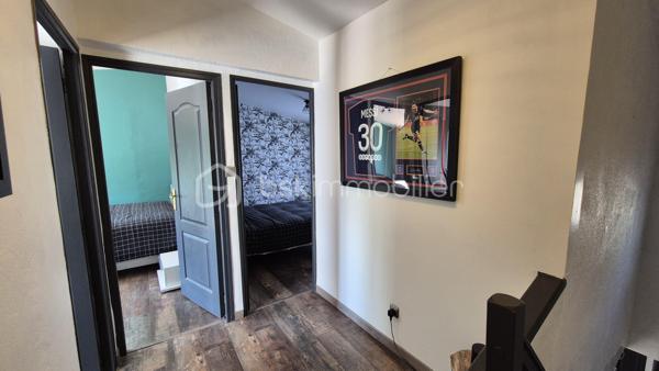 A VENDRE MAISON DEUX FACES TRAVERSANTE RENOVEE DE 93M² SUR TERRAIN DE 162M² A CABESTANY - TROIS CHAMBRES - GARAGE - CLIMATISATION REVERSIBLE - HAUTES PRESTATIONS.
Cette maison coup de coeur, rénovée du sol au plafond, est située sur un secteur calme et recherché, proche de tous les commerces et des écoles.
Elle se compose au rez-de-chaussée d'un hall d'entrée, d'une pièce à vivre au volume idéal baignée de lumière qui s'ouvre sur une cuisine américaine aménagée, d'une véranda de 20m² avec un accès direct au jardin plutot cosy, d'une salle de bain, d'un toilette indépendant, et d'un garage pour les deux roues permettant également le stockage.
L'étage vous offre le coin nuit avec trois chambres dont une suite parentale avec sa salle d'eau et son toilette.
Vous apprécierez sa terrasse à l'avant à l'abri des regards, mais également son jardin à l'arrière pour d'agréables moments de farniente en famille ou entre amis.
La véranda dotée de baie vitrée sera appréciée grace à son volume, permettant de grands repas festifs.
Le stationnement se fait devant la maison, mais également à l'intéreiur de la parcelle.
A la recherche de confort, de volumes et de matériaux de haute qualité, cette maison sera idéale pour une famille, et parfaite pour un couple.
Je reste à votre disposition pour toutes informations.