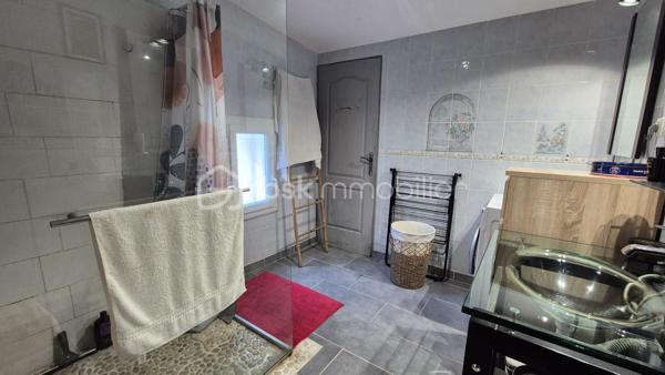 A VENDRE MAISON DEUX FACES TRAVERSANTE RENOVEE DE 93M² SUR TERRAIN DE 162M² A CABESTANY - TROIS CHAMBRES - GARAGE - CLIMATISATION REVERSIBLE - HAUTES PRESTATIONS.
Cette maison coup de coeur, rénovée du sol au plafond, est située sur un secteur calme et recherché, proche de tous les commerces et des écoles.
Elle se compose au rez-de-chaussée d'un hall d'entrée, d'une pièce à vivre au volume idéal baignée de lumière qui s'ouvre sur une cuisine américaine aménagée, d'une véranda de 20m² avec un accès direct au jardin plutot cosy, d'une salle de bain, d'un toilette indépendant, et d'un garage pour les deux roues permettant également le stockage.
L'étage vous offre le coin nuit avec trois chambres dont une suite parentale avec sa salle d'eau et son toilette.
Vous apprécierez sa terrasse à l'avant à l'abri des regards, mais également son jardin à l'arrière pour d'agréables moments de farniente en famille ou entre amis.
La véranda dotée de baie vitrée sera appréciée grace à son volume, permettant de grands repas festifs.
Le stationnement se fait devant la maison, mais également à l'intéreiur de la parcelle.
A la recherche de confort, de volumes et de matériaux de haute qualité, cette maison sera idéale pour une famille, et parfaite pour un couple.
Je reste à votre disposition pour toutes informations.