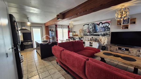 A VENDRE MAISON DEUX FACES TRAVERSANTE RENOVEE DE 93M² SUR TERRAIN DE 162M² A CABESTANY - TROIS CHAMBRES - GARAGE - CLIMATISATION REVERSIBLE - HAUTES PRESTATIONS.
Cette maison coup de coeur, rénovée du sol au plafond, est située sur un secteur calme et recherché, proche de tous les commerces et des écoles.
Elle se compose au rez-de-chaussée d'un hall d'entrée, d'une pièce à vivre au volume idéal baignée de lumière qui s'ouvre sur une cuisine américaine aménagée, d'une véranda de 20m² avec un accès direct au jardin plutot cosy, d'une salle de bain, d'un toilette indépendant, et d'un garage pour les deux roues permettant également le stockage.
L'étage vous offre le coin nuit avec trois chambres dont une suite parentale avec sa salle d'eau et son toilette.
Vous apprécierez sa terrasse à l'avant à l'abri des regards, mais également son jardin à l'arrière pour d'agréables moments de farniente en famille ou entre amis.
La véranda dotée de baie vitrée sera appréciée grace à son volume, permettant de grands repas festifs.
Le stationnement se fait devant la maison, mais également à l'intéreiur de la parcelle.
A la recherche de confort, de volumes et de matériaux de haute qualité, cette maison sera idéale pour une famille, et parfaite pour un couple.
Je reste à votre disposition pour toutes informations.