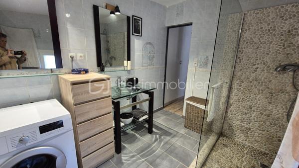 A VENDRE MAISON DEUX FACES TRAVERSANTE RENOVEE DE 93M² SUR TERRAIN DE 162M² A CABESTANY - TROIS CHAMBRES - GARAGE - CLIMATISATION REVERSIBLE - HAUTES PRESTATIONS.
Cette maison coup de coeur, rénovée du sol au plafond, est située sur un secteur calme et recherché, proche de tous les commerces et des écoles.
Elle se compose au rez-de-chaussée d'un hall d'entrée, d'une pièce à vivre au volume idéal baignée de lumière qui s'ouvre sur une cuisine américaine aménagée, d'une véranda de 20m² avec un accès direct au jardin plutot cosy, d'une salle de bain, d'un toilette indépendant, et d'un garage pour les deux roues permettant également le stockage.
L'étage vous offre le coin nuit avec trois chambres dont une suite parentale avec sa salle d'eau et son toilette.
Vous apprécierez sa terrasse à l'avant à l'abri des regards, mais également son jardin à l'arrière pour d'agréables moments de farniente en famille ou entre amis.
La véranda dotée de baie vitrée sera appréciée grace à son volume, permettant de grands repas festifs.
Le stationnement se fait devant la maison, mais également à l'intéreiur de la parcelle.
A la recherche de confort, de volumes et de matériaux de haute qualité, cette maison sera idéale pour une famille, et parfaite pour un couple.
Je reste à votre disposition pour toutes informations.