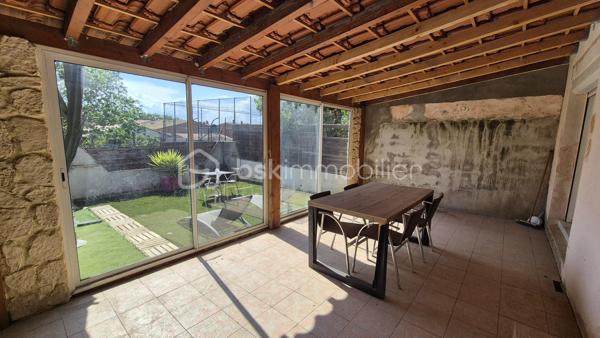 A VENDRE MAISON DEUX FACES TRAVERSANTE RENOVEE DE 93M² SUR TERRAIN DE 162M² A CABESTANY - TROIS CHAMBRES - GARAGE - CLIMATISATION REVERSIBLE - HAUTES PRESTATIONS.
Cette maison coup de coeur, rénovée du sol au plafond, est située sur un secteur calme et recherché, proche de tous les commerces et des écoles.
Elle se compose au rez-de-chaussée d'un hall d'entrée, d'une pièce à vivre au volume idéal baignée de lumière qui s'ouvre sur une cuisine américaine aménagée, d'une véranda de 20m² avec un accès direct au jardin plutot cosy, d'une salle de bain, d'un toilette indépendant, et d'un garage pour les deux roues permettant également le stockage.
L'étage vous offre le coin nuit avec trois chambres dont une suite parentale avec sa salle d'eau et son toilette.
Vous apprécierez sa terrasse à l'avant à l'abri des regards, mais également son jardin à l'arrière pour d'agréables moments de farniente en famille ou entre amis.
La véranda dotée de baie vitrée sera appréciée grace à son volume, permettant de grands repas festifs.
Le stationnement se fait devant la maison, mais également à l'intéreiur de la parcelle.
A la recherche de confort, de volumes et de matériaux de haute qualité, cette maison sera idéale pour une famille, et parfaite pour un couple.
Je reste à votre disposition pour toutes informations.