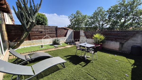 A VENDRE MAISON DEUX FACES TRAVERSANTE RENOVEE DE 93M² SUR TERRAIN DE 162M² A CABESTANY - TROIS CHAMBRES - GARAGE - CLIMATISATION REVERSIBLE - HAUTES PRESTATIONS.
Cette maison coup de coeur, rénovée du sol au plafond, est située sur un secteur calme et recherché, proche de tous les commerces et des écoles.
Elle se compose au rez-de-chaussée d'un hall d'entrée, d'une pièce à vivre au volume idéal baignée de lumière qui s'ouvre sur une cuisine américaine aménagée, d'une véranda de 20m² avec un accès direct au jardin plutot cosy, d'une salle de bain, d'un toilette indépendant, et d'un garage pour les deux roues permettant également le stockage.
L'étage vous offre le coin nuit avec trois chambres dont une suite parentale avec sa salle d'eau et son toilette.
Vous apprécierez sa terrasse à l'avant à l'abri des regards, mais également son jardin à l'arrière pour d'agréables moments de farniente en famille ou entre amis.
La véranda dotée de baie vitrée sera appréciée grace à son volume, permettant de grands repas festifs.
Le stationnement se fait devant la maison, mais également à l'intéreiur de la parcelle.
A la recherche de confort, de volumes et de matériaux de haute qualité, cette maison sera idéale pour une famille, et parfaite pour un couple.
Je reste à votre disposition pour toutes informations.