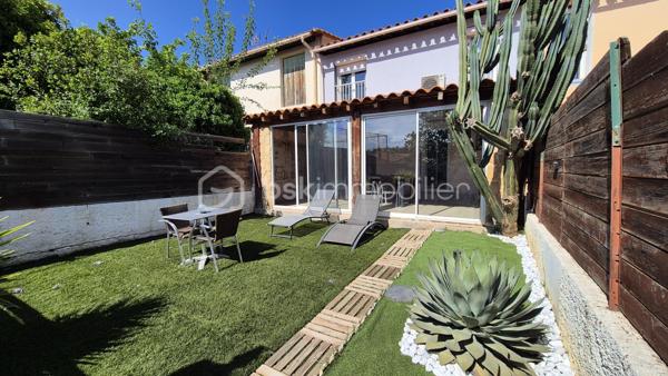 A VENDRE MAISON DEUX FACES TRAVERSANTE RENOVEE DE 93M² SUR TERRAIN DE 162M² A CABESTANY - TROIS CHAMBRES - GARAGE - CLIMATISATION REVERSIBLE - HAUTES PRESTATIONS.
Cette maison coup de coeur, rénovée du sol au plafond, est située sur un secteur calme et recherché, proche de tous les commerces et des écoles.
Elle se compose au rez-de-chaussée d'un hall d'entrée, d'une pièce à vivre au volume idéal baignée de lumière qui s'ouvre sur une cuisine américaine aménagée, d'une véranda de 20m² avec un accès direct au jardin plutot cosy, d'une salle de bain, d'un toilette indépendant, et d'un garage pour les deux roues permettant également le stockage.
L'étage vous offre le coin nuit avec trois chambres dont une suite parentale avec sa salle d'eau et son toilette.
Vous apprécierez sa terrasse à l'avant à l'abri des regards, mais également son jardin à l'arrière pour d'agréables moments de farniente en famille ou entre amis.
La véranda dotée de baie vitrée sera appréciée grace à son volume, permettant de grands repas festifs.
Le stationnement se fait devant la maison, mais également à l'intéreiur de la parcelle.
A la recherche de confort, de volumes et de matériaux de haute qualité, cette maison sera idéale pour une famille, et parfaite pour un couple.
Je reste à votre disposition pour toutes informations.