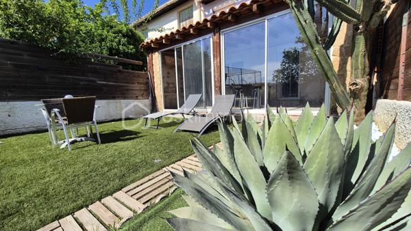 A VENDRE MAISON DEUX FACES TRAVERSANTE RENOVEE DE 93M² SUR TERRAIN DE 162M² A CABESTANY - TROIS CHAMBRES - GARAGE - CLIMATISATION REVERSIBLE - HAUTES PRESTATIONS.
Cette maison coup de coeur, rénovée du sol au plafond, est située sur un secteur calme et recherché, proche de tous les commerces et des écoles.
Elle se compose au rez-de-chaussée d'un hall d'entrée, d'une pièce à vivre au volume idéal baignée de lumière qui s'ouvre sur une cuisine américaine aménagée, d'une véranda de 20m² avec un accès direct au jardin plutot cosy, d'une salle de bain, d'un toilette indépendant, et d'un garage pour les deux roues permettant également le stockage.
L'étage vous offre le coin nuit avec trois chambres dont une suite parentale avec sa salle d'eau et son toilette.
Vous apprécierez sa terrasse à l'avant à l'abri des regards, mais également son jardin à l'arrière pour d'agréables moments de farniente en famille ou entre amis.
La véranda dotée de baie vitrée sera appréciée grace à son volume, permettant de grands repas festifs.
Le stationnement se fait devant la maison, mais également à l'intéreiur de la parcelle.
A la recherche de confort, de volumes et de matériaux de haute qualité, cette maison sera idéale pour une famille, et parfaite pour un couple.
Je reste à votre disposition pour toutes informations.