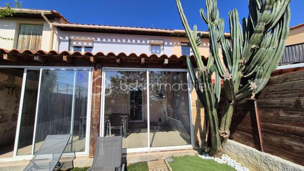 A VENDRE MAISON DEUX FACES TRAVERSANTE RENOVEE DE 93M² SUR TERRAIN DE 162M² A CABESTANY - TROIS CHAMBRES - GARAGE - CLIMATISATION REVERSIBLE - HAUTES PRESTATIONS.
Cette maison coup de coeur, rénovée du sol au plafond, est située sur un secteur calme et recherché, proche de tous les commerces et des écoles.
Elle se compose au rez-de-chaussée d'un hall d'entrée, d'une pièce à vivre au volume idéal baignée de lumière qui s'ouvre sur une cuisine américaine aménagée, d'une véranda de 20m² avec un accès direct au jardin plutot cosy, d'une salle de bain, d'un toilette indépendant, et d'un garage pour les deux roues permettant également le stockage.
L'étage vous offre le coin nuit avec trois chambres dont une suite parentale avec sa salle d'eau et son toilette.
Vous apprécierez sa terrasse à l'avant à l'abri des regards, mais également son jardin à l'arrière pour d'agréables moments de farniente en famille ou entre amis.
La véranda dotée de baie vitrée sera appréciée grace à son volume, permettant de grands repas festifs.
Le stationnement se fait devant la maison, mais également à l'intéreiur de la parcelle.
A la recherche de confort, de volumes et de matériaux de haute qualité, cette maison sera idéale pour une famille, et parfaite pour un couple.
Je reste à votre disposition pour toutes informations.