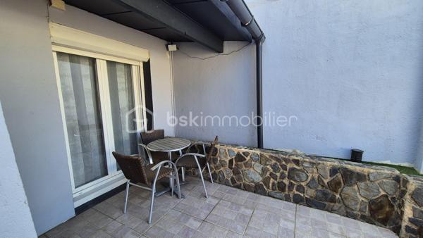 A VENDRE MAISON DEUX FACES TRAVERSANTE RENOVEE DE 93M² SUR TERRAIN DE 162M² A CABESTANY - TROIS CHAMBRES - GARAGE - CLIMATISATION REVERSIBLE - HAUTES PRESTATIONS.
Cette maison coup de coeur, rénovée du sol au plafond, est située sur un secteur calme et recherché, proche de tous les commerces et des écoles.
Elle se compose au rez-de-chaussée d'un hall d'entrée, d'une pièce à vivre au volume idéal baignée de lumière qui s'ouvre sur une cuisine américaine aménagée, d'une véranda de 20m² avec un accès direct au jardin plutot cosy, d'une salle de bain, d'un toilette indépendant, et d'un garage pour les deux roues permettant également le stockage.
L'étage vous offre le coin nuit avec trois chambres dont une suite parentale avec sa salle d'eau et son toilette.
Vous apprécierez sa terrasse à l'avant à l'abri des regards, mais également son jardin à l'arrière pour d'agréables moments de farniente en famille ou entre amis.
La véranda dotée de baie vitrée sera appréciée grace à son volume, permettant de grands repas festifs.
Le stationnement se fait devant la maison, mais également à l'intéreiur de la parcelle.
A la recherche de confort, de volumes et de matériaux de haute qualité, cette maison sera idéale pour une famille, et parfaite pour un couple.
Je reste à votre disposition pour toutes informations.