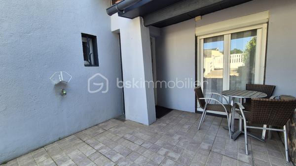 A VENDRE MAISON DEUX FACES TRAVERSANTE RENOVEE DE 93M² SUR TERRAIN DE 162M² A CABESTANY - TROIS CHAMBRES - GARAGE - CLIMATISATION REVERSIBLE - HAUTES PRESTATIONS.
Cette maison coup de coeur, rénovée du sol au plafond, est située sur un secteur calme et recherché, proche de tous les commerces et des écoles.
Elle se compose au rez-de-chaussée d'un hall d'entrée, d'une pièce à vivre au volume idéal baignée de lumière qui s'ouvre sur une cuisine américaine aménagée, d'une véranda de 20m² avec un accès direct au jardin plutot cosy, d'une salle de bain, d'un toilette indépendant, et d'un garage pour les deux roues permettant également le stockage.
L'étage vous offre le coin nuit avec trois chambres dont une suite parentale avec sa salle d'eau et son toilette.
Vous apprécierez sa terrasse à l'avant à l'abri des regards, mais également son jardin à l'arrière pour d'agréables moments de farniente en famille ou entre amis.
La véranda dotée de baie vitrée sera appréciée grace à son volume, permettant de grands repas festifs.
Le stationnement se fait devant la maison, mais également à l'intéreiur de la parcelle.
A la recherche de confort, de volumes et de matériaux de haute qualité, cette maison sera idéale pour une famille, et parfaite pour un couple.
Je reste à votre disposition pour toutes informations.