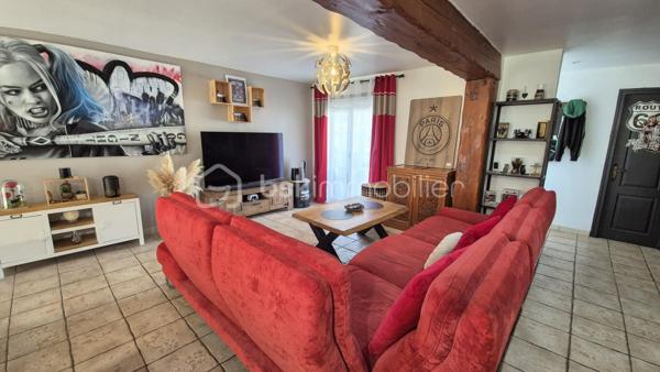 A VENDRE MAISON DEUX FACES TRAVERSANTE RENOVEE DE 93M² SUR TERRAIN DE 162M² A CABESTANY - TROIS CHAMBRES - GARAGE - CLIMATISATION REVERSIBLE - HAUTES PRESTATIONS.
Cette maison coup de coeur, rénovée du sol au plafond, est située sur un secteur calme et recherché, proche de tous les commerces et des écoles.
Elle se compose au rez-de-chaussée d'un hall d'entrée, d'une pièce à vivre au volume idéal baignée de lumière qui s'ouvre sur une cuisine américaine aménagée, d'une véranda de 20m² avec un accès direct au jardin plutot cosy, d'une salle de bain, d'un toilette indépendant, et d'un garage pour les deux roues permettant également le stockage.
L'étage vous offre le coin nuit avec trois chambres dont une suite parentale avec sa salle d'eau et son toilette.
Vous apprécierez sa terrasse à l'avant à l'abri des regards, mais également son jardin à l'arrière pour d'agréables moments de farniente en famille ou entre amis.
La véranda dotée de baie vitrée sera appréciée grace à son volume, permettant de grands repas festifs.
Le stationnement se fait devant la maison, mais également à l'intéreiur de la parcelle.
A la recherche de confort, de volumes et de matériaux de haute qualité, cette maison sera idéale pour une famille, et parfaite pour un couple.
Je reste à votre disposition pour toutes informations.