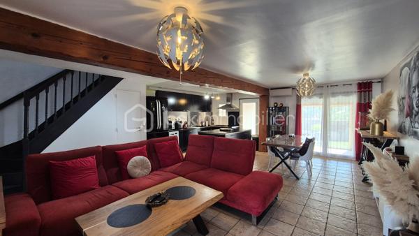A VENDRE MAISON DEUX FACES TRAVERSANTE RENOVEE DE 93M² SUR TERRAIN DE 162M² A CABESTANY - TROIS CHAMBRES - GARAGE - CLIMATISATION REVERSIBLE - HAUTES PRESTATIONS.
Cette maison coup de coeur, rénovée du sol au plafond, est située sur un secteur calme et recherché, proche de tous les commerces et des écoles.
Elle se compose au rez-de-chaussée d'un hall d'entrée, d'une pièce à vivre au volume idéal baignée de lumière qui s'ouvre sur une cuisine américaine aménagée, d'une véranda de 20m² avec un accès direct au jardin plutot cosy, d'une salle de bain, d'un toilette indépendant, et d'un garage pour les deux roues permettant également le stockage.
L'étage vous offre le coin nuit avec trois chambres dont une suite parentale avec sa salle d'eau et son toilette.
Vous apprécierez sa terrasse à l'avant à l'abri des regards, mais également son jardin à l'arrière pour d'agréables moments de farniente en famille ou entre amis.
La véranda dotée de baie vitrée sera appréciée grace à son volume, permettant de grands repas festifs.
Le stationnement se fait devant la maison, mais également à l'intéreiur de la parcelle.
A la recherche de confort, de volumes et de matériaux de haute qualité, cette maison sera idéale pour une famille, et parfaite pour un couple.
Je reste à votre disposition pour toutes informations.