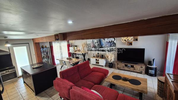 A VENDRE MAISON DEUX FACES TRAVERSANTE RENOVEE DE 93M² SUR TERRAIN DE 162M² A CABESTANY - TROIS CHAMBRES - GARAGE - CLIMATISATION REVERSIBLE - HAUTES PRESTATIONS.
Cette maison coup de coeur, rénovée du sol au plafond, est située sur un secteur calme et recherché, proche de tous les commerces et des écoles.
Elle se compose au rez-de-chaussée d'un hall d'entrée, d'une pièce à vivre au volume idéal baignée de lumière qui s'ouvre sur une cuisine américaine aménagée, d'une véranda de 20m² avec un accès direct au jardin plutot cosy, d'une salle de bain, d'un toilette indépendant, et d'un garage pour les deux roues permettant également le stockage.
L'étage vous offre le coin nuit avec trois chambres dont une suite parentale avec sa salle d'eau et son toilette.
Vous apprécierez sa terrasse à l'avant à l'abri des regards, mais également son jardin à l'arrière pour d'agréables moments de farniente en famille ou entre amis.
La véranda dotée de baie vitrée sera appréciée grace à son volume, permettant de grands repas festifs.
Le stationnement se fait devant la maison, mais également à l'intéreiur de la parcelle.
A la recherche de confort, de volumes et de matériaux de haute qualité, cette maison sera idéale pour une famille, et parfaite pour un couple.
Je reste à votre disposition pour toutes informations.