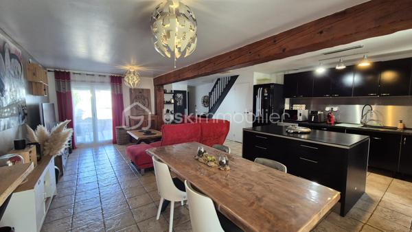 A VENDRE MAISON DEUX FACES TRAVERSANTE RENOVEE DE 93M² SUR TERRAIN DE 162M² A CABESTANY - TROIS CHAMBRES - GARAGE - CLIMATISATION REVERSIBLE - HAUTES PRESTATIONS.
Cette maison coup de coeur, rénovée du sol au plafond, est située sur un secteur calme et recherché, proche de tous les commerces et des écoles.
Elle se compose au rez-de-chaussée d'un hall d'entrée, d'une pièce à vivre au volume idéal baignée de lumière qui s'ouvre sur une cuisine américaine aménagée, d'une véranda de 20m² avec un accès direct au jardin plutot cosy, d'une salle de bain, d'un toilette indépendant, et d'un garage pour les deux roues permettant également le stockage.
L'étage vous offre le coin nuit avec trois chambres dont une suite parentale avec sa salle d'eau et son toilette.
Vous apprécierez sa terrasse à l'avant à l'abri des regards, mais également son jardin à l'arrière pour d'agréables moments de farniente en famille ou entre amis.
La véranda dotée de baie vitrée sera appréciée grace à son volume, permettant de grands repas festifs.
Le stationnement se fait devant la maison, mais également à l'intéreiur de la parcelle.
A la recherche de confort, de volumes et de matériaux de haute qualité, cette maison sera idéale pour une famille, et parfaite pour un couple.
Je reste à votre disposition pour toutes informations.