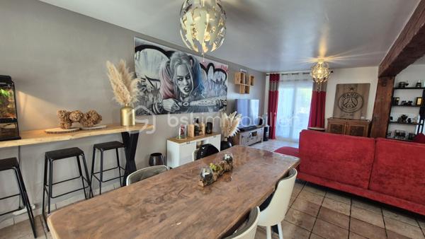 A VENDRE MAISON DEUX FACES TRAVERSANTE RENOVEE DE 93M² SUR TERRAIN DE 162M² A CABESTANY - TROIS CHAMBRES - GARAGE - CLIMATISATION REVERSIBLE - HAUTES PRESTATIONS.
Cette maison coup de coeur, rénovée du sol au plafond, est située sur un secteur calme et recherché, proche de tous les commerces et des écoles.
Elle se compose au rez-de-chaussée d'un hall d'entrée, d'une pièce à vivre au volume idéal baignée de lumière qui s'ouvre sur une cuisine américaine aménagée, d'une véranda de 20m² avec un accès direct au jardin plutot cosy, d'une salle de bain, d'un toilette indépendant, et d'un garage pour les deux roues permettant également le stockage.
L'étage vous offre le coin nuit avec trois chambres dont une suite parentale avec sa salle d'eau et son toilette.
Vous apprécierez sa terrasse à l'avant à l'abri des regards, mais également son jardin à l'arrière pour d'agréables moments de farniente en famille ou entre amis.
La véranda dotée de baie vitrée sera appréciée grace à son volume, permettant de grands repas festifs.
Le stationnement se fait devant la maison, mais également à l'intéreiur de la parcelle.
A la recherche de confort, de volumes et de matériaux de haute qualité, cette maison sera idéale pour une famille, et parfaite pour un couple.
Je reste à votre disposition pour toutes informations.