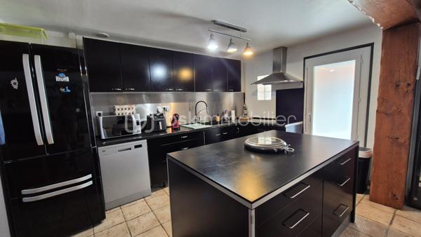 A VENDRE MAISON DEUX FACES TRAVERSANTE RENOVEE DE 93M² SUR TERRAIN DE 162M² A CABESTANY - TROIS CHAMBRES - GARAGE - CLIMATISATION REVERSIBLE - HAUTES PRESTATIONS.
Cette maison coup de coeur, rénovée du sol au plafond, est située sur un secteur calme et recherché, proche de tous les commerces et des écoles.
Elle se compose au rez-de-chaussée d'un hall d'entrée, d'une pièce à vivre au volume idéal baignée de lumière qui s'ouvre sur une cuisine américaine aménagée, d'une véranda de 20m² avec un accès direct au jardin plutot cosy, d'une salle de bain, d'un toilette indépendant, et d'un garage pour les deux roues permettant également le stockage.
L'étage vous offre le coin nuit avec trois chambres dont une suite parentale avec sa salle d'eau et son toilette.
Vous apprécierez sa terrasse à l'avant à l'abri des regards, mais également son jardin à l'arrière pour d'agréables moments de farniente en famille ou entre amis.
La véranda dotée de baie vitrée sera appréciée grace à son volume, permettant de grands repas festifs.
Le stationnement se fait devant la maison, mais également à l'intéreiur de la parcelle.
A la recherche de confort, de volumes et de matériaux de haute qualité, cette maison sera idéale pour une famille, et parfaite pour un couple.
Je reste à votre disposition pour toutes informations.