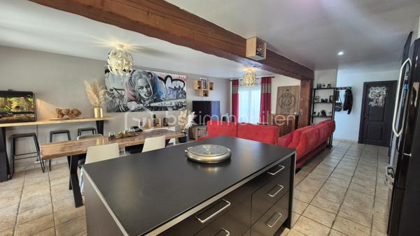 A VENDRE MAISON DEUX FACES TRAVERSANTE RENOVEE DE 93M² SUR TERRAIN DE 162M² A CABESTANY - TROIS CHAMBRES - GARAGE - CLIMATISATION REVERSIBLE - HAUTES PRESTATIONS.
Cette maison coup de coeur, rénovée du sol au plafond, est située sur un secteur calme et recherché, proche de tous les commerces et des écoles.
Elle se compose au rez-de-chaussée d'un hall d'entrée, d'une pièce à vivre au volume idéal baignée de lumière qui s'ouvre sur une cuisine américaine aménagée, d'une véranda de 20m² avec un accès direct au jardin plutot cosy, d'une salle de bain, d'un toilette indépendant, et d'un garage pour les deux roues permettant également le stockage.
L'étage vous offre le coin nuit avec trois chambres dont une suite parentale avec sa salle d'eau et son toilette.
Vous apprécierez sa terrasse à l'avant à l'abri des regards, mais également son jardin à l'arrière pour d'agréables moments de farniente en famille ou entre amis.
La véranda dotée de baie vitrée sera appréciée grace à son volume, permettant de grands repas festifs.
Le stationnement se fait devant la maison, mais également à l'intéreiur de la parcelle.
A la recherche de confort, de volumes et de matériaux de haute qualité, cette maison sera idéale pour une famille, et parfaite pour un couple.
Je reste à votre disposition pour toutes informations.