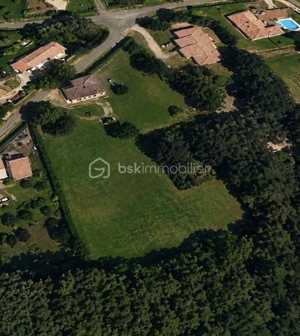 Pompignan, commune dynamique en plein essor, 
Situé à mi-chemin entre Toulouse et Montauban, dans un environnement calme et recherché de Pompignan, découvrez ce magnifique terrain ( non viabilisé) constructible de 4207m² offrant un cadre de vie privilégié, au cœur d'un environnement verdoyant.
Ce terrain plat bénéficie d'un bel espace permettant d'envisager différents projets de construction tout en conservant de généreux espaces extérieurs. 
Situé non loin des commodités, école, axes de circulation et gare.
Opportunité rare sur le secteur pour concrétiser votre projet !