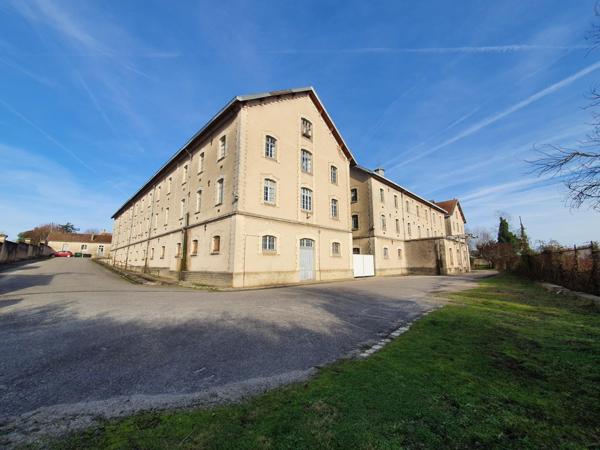 Grand ensemble immobilier de 8000m2 découpable en appartements + parking