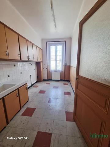 Les Arcs centre belle maison composée de 3 appartements garage véranda 259m terrain 249000€ Les Arcs (83460)