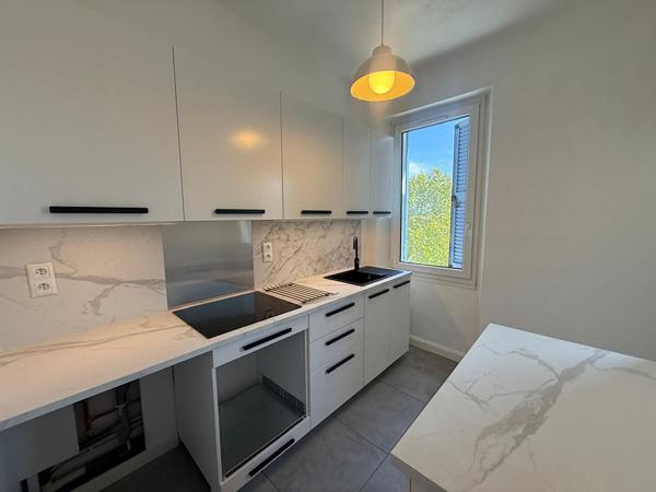 Appartement à louer 960 € CC Auriol 3 p 94 m² DPE E