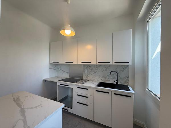 Appartement à louer 960 € CC Auriol 3 p 94 m² DPE E