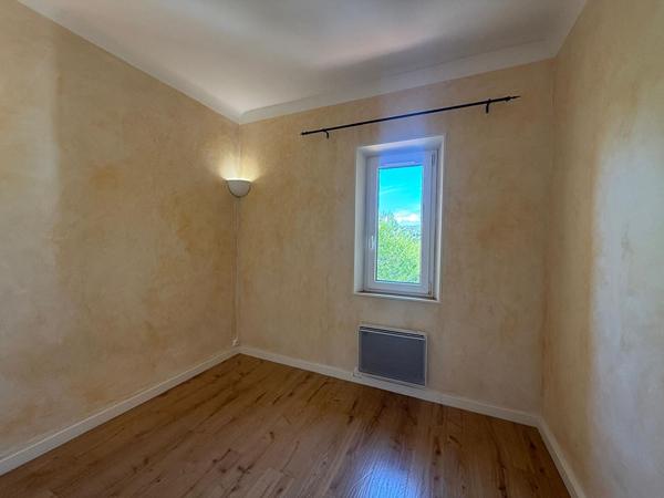 Appartement à louer 960 € CC Auriol 3 p 94 m² DPE E