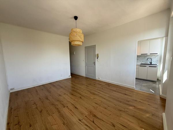 Appartement à louer 960 € CC Auriol 3 p 94 m² DPE E