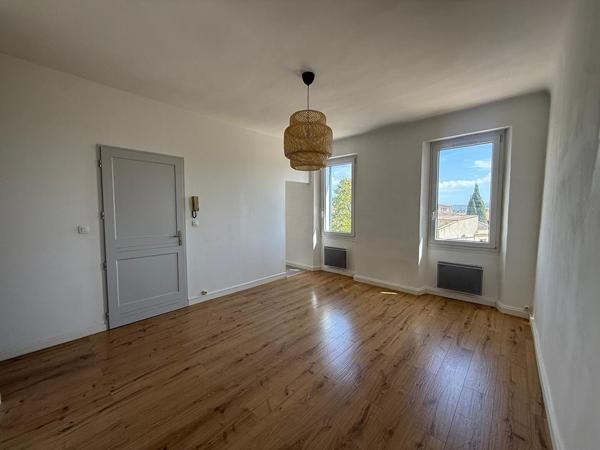 Appartement à louer 960 € CC Auriol 3 p 94 m² DPE E