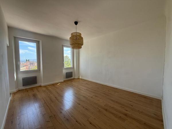 Appartement à louer 960 € CC Auriol 3 p 94 m² DPE E