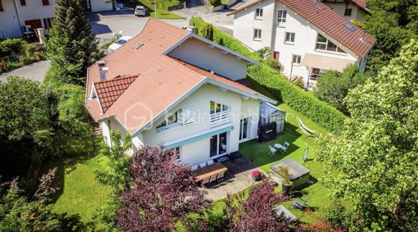 Coup de coeur. : 
Maison familiale au calme à Seynod, à seulement quelques minutes d’Annecy. 

Située dans un environnement paisible et recherché, cette belle maison construite en 2000 séduira par ses volumes généreux, son excellent entretien et ses prestations de qualité.

D’une superficie de 169 m² Carrez (229 m² au sol), elle offre une agréable et lumineuse pièce de vie comprenant un salon convivial et une cuisine entièrement agencée et équipée, avec accès direct sur une grande terrasse.  

La maison dispose de quatre chambres confortables, dont une très belle suite parentale. 
 De nombreux espaces de rangement et de stockage viennent compléter l’ensemble.

Vous bénéficierez également d’un garage et d’espaces annexes particulièrement pratiques au quotidien.

À l’extérieur, vous profiterez d’une belle terrasse au calme, parfaitement aménagée pour les moments de détente, avec jacuzzi.
Un cabanon extérieur permet de stocker le matériel de jardin à proximité des extérieurs. 

Un bien idéal pour une famille recherchant confort, tranquillité et proximité immédiate d’Annecy.
Contact Séverine TOSI pour une visite.