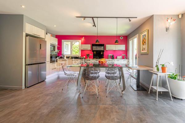 Coup de coeur. : 
Maison familiale au calme à Seynod, à seulement quelques minutes d’Annecy. 

Située dans un environnement paisible et recherché, cette belle maison construite en 2000 séduira par ses volumes généreux, son excellent entretien et ses prestations de qualité.

D’une superficie de 169 m² Carrez (229 m² au sol), elle offre une agréable et lumineuse pièce de vie comprenant un salon convivial et une cuisine entièrement agencée et équipée, avec accès direct sur une grande terrasse.  

La maison dispose de quatre chambres confortables, dont une très belle suite parentale. 
 De nombreux espaces de rangement et de stockage viennent compléter l’ensemble.

Vous bénéficierez également d’un garage et d’espaces annexes particulièrement pratiques au quotidien.

À l’extérieur, vous profiterez d’une belle terrasse au calme, parfaitement aménagée pour les moments de détente, avec jacuzzi.
Un cabanon extérieur permet de stocker le matériel de jardin à proximité des extérieurs. 

Un bien idéal pour une famille recherchant confort, tranquillité et proximité immédiate d’Annecy.
Contact Séverine TOSI pour une visite.