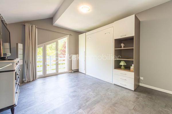 Coup de coeur. : 
Maison familiale au calme à Seynod, à seulement quelques minutes d’Annecy. 

Située dans un environnement paisible et recherché, cette belle maison construite en 2000 séduira par ses volumes généreux, son excellent entretien et ses prestations de qualité.

D’une superficie de 169 m² Carrez (229 m² au sol), elle offre une agréable et lumineuse pièce de vie comprenant un salon convivial et une cuisine entièrement agencée et équipée, avec accès direct sur une grande terrasse.  

La maison dispose de quatre chambres confortables, dont une très belle suite parentale. 
 De nombreux espaces de rangement et de stockage viennent compléter l’ensemble.

Vous bénéficierez également d’un garage et d’espaces annexes particulièrement pratiques au quotidien.

À l’extérieur, vous profiterez d’une belle terrasse au calme, parfaitement aménagée pour les moments de détente, avec jacuzzi.
Un cabanon extérieur permet de stocker le matériel de jardin à proximité des extérieurs. 

Un bien idéal pour une famille recherchant confort, tranquillité et proximité immédiate d’Annecy.
Contact Séverine TOSI pour une visite.