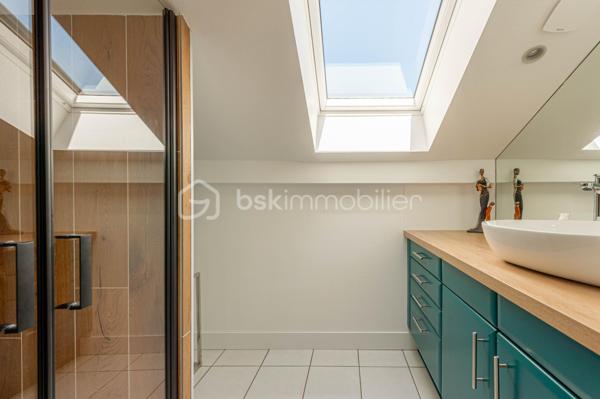 Coup de coeur. : 
Maison familiale au calme à Seynod, à seulement quelques minutes d’Annecy. 

Située dans un environnement paisible et recherché, cette belle maison construite en 2000 séduira par ses volumes généreux, son excellent entretien et ses prestations de qualité.

D’une superficie de 169 m² Carrez (229 m² au sol), elle offre une agréable et lumineuse pièce de vie comprenant un salon convivial et une cuisine entièrement agencée et équipée, avec accès direct sur une grande terrasse.  

La maison dispose de quatre chambres confortables, dont une très belle suite parentale. 
 De nombreux espaces de rangement et de stockage viennent compléter l’ensemble.

Vous bénéficierez également d’un garage et d’espaces annexes particulièrement pratiques au quotidien.

À l’extérieur, vous profiterez d’une belle terrasse au calme, parfaitement aménagée pour les moments de détente, avec jacuzzi.
Un cabanon extérieur permet de stocker le matériel de jardin à proximité des extérieurs. 

Un bien idéal pour une famille recherchant confort, tranquillité et proximité immédiate d’Annecy.
Contact Séverine TOSI pour une visite.