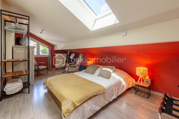 Coup de coeur. : 
Maison familiale au calme à Seynod, à seulement quelques minutes d’Annecy. 

Située dans un environnement paisible et recherché, cette belle maison construite en 2000 séduira par ses volumes généreux, son excellent entretien et ses prestations de qualité.

D’une superficie de 169 m² Carrez (229 m² au sol), elle offre une agréable et lumineuse pièce de vie comprenant un salon convivial et une cuisine entièrement agencée et équipée, avec accès direct sur une grande terrasse.  

La maison dispose de quatre chambres confortables, dont une très belle suite parentale. 
 De nombreux espaces de rangement et de stockage viennent compléter l’ensemble.

Vous bénéficierez également d’un garage et d’espaces annexes particulièrement pratiques au quotidien.

À l’extérieur, vous profiterez d’une belle terrasse au calme, parfaitement aménagée pour les moments de détente, avec jacuzzi.
Un cabanon extérieur permet de stocker le matériel de jardin à proximité des extérieurs. 

Un bien idéal pour une famille recherchant confort, tranquillité et proximité immédiate d’Annecy.
Contact Séverine TOSI pour une visite.