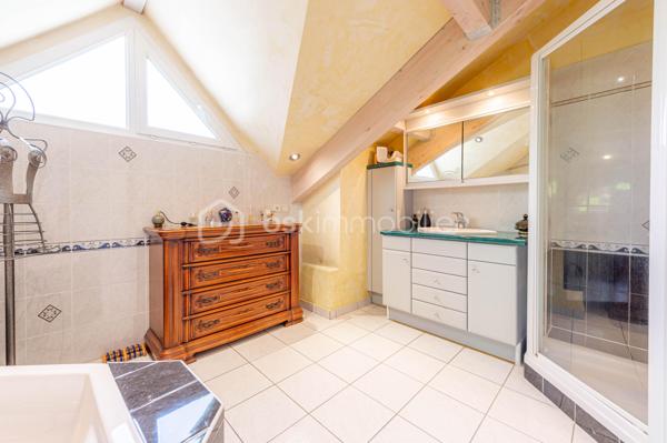 Coup de coeur. : 
Maison familiale au calme à Seynod, à seulement quelques minutes d’Annecy. 

Située dans un environnement paisible et recherché, cette belle maison construite en 2000 séduira par ses volumes généreux, son excellent entretien et ses prestations de qualité.

D’une superficie de 169 m² Carrez (229 m² au sol), elle offre une agréable et lumineuse pièce de vie comprenant un salon convivial et une cuisine entièrement agencée et équipée, avec accès direct sur une grande terrasse.  

La maison dispose de quatre chambres confortables, dont une très belle suite parentale. 
 De nombreux espaces de rangement et de stockage viennent compléter l’ensemble.

Vous bénéficierez également d’un garage et d’espaces annexes particulièrement pratiques au quotidien.

À l’extérieur, vous profiterez d’une belle terrasse au calme, parfaitement aménagée pour les moments de détente, avec jacuzzi.
Un cabanon extérieur permet de stocker le matériel de jardin à proximité des extérieurs. 

Un bien idéal pour une famille recherchant confort, tranquillité et proximité immédiate d’Annecy.
Contact Séverine TOSI pour une visite.