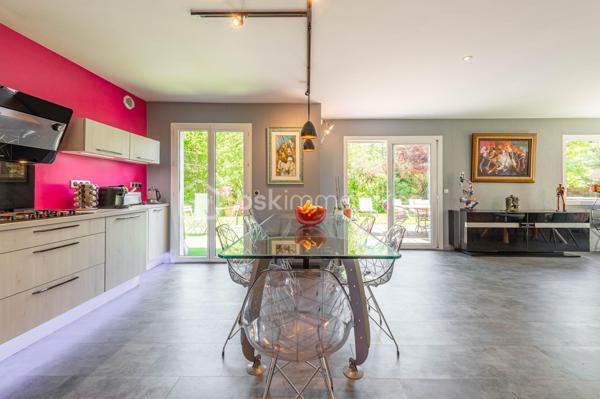 Coup de coeur. : 
Maison familiale au calme à Seynod, à seulement quelques minutes d’Annecy. 

Située dans un environnement paisible et recherché, cette belle maison construite en 2000 séduira par ses volumes généreux, son excellent entretien et ses prestations de qualité.

D’une superficie de 169 m² Carrez (229 m² au sol), elle offre une agréable et lumineuse pièce de vie comprenant un salon convivial et une cuisine entièrement agencée et équipée, avec accès direct sur une grande terrasse.  

La maison dispose de quatre chambres confortables, dont une très belle suite parentale. 
 De nombreux espaces de rangement et de stockage viennent compléter l’ensemble.

Vous bénéficierez également d’un garage et d’espaces annexes particulièrement pratiques au quotidien.

À l’extérieur, vous profiterez d’une belle terrasse au calme, parfaitement aménagée pour les moments de détente, avec jacuzzi.
Un cabanon extérieur permet de stocker le matériel de jardin à proximité des extérieurs. 

Un bien idéal pour une famille recherchant confort, tranquillité et proximité immédiate d’Annecy.
Contact Séverine TOSI pour une visite.