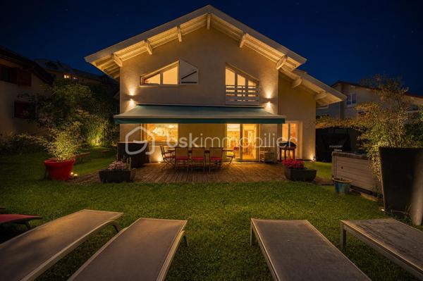 Coup de coeur. : 
Maison familiale au calme à Seynod, à seulement quelques minutes d’Annecy. 

Située dans un environnement paisible et recherché, cette belle maison construite en 2000 séduira par ses volumes généreux, son excellent entretien et ses prestations de qualité.

D’une superficie de 169 m² Carrez (229 m² au sol), elle offre une agréable et lumineuse pièce de vie comprenant un salon convivial et une cuisine entièrement agencée et équipée, avec accès direct sur une grande terrasse.  

La maison dispose de quatre chambres confortables, dont une très belle suite parentale. 
 De nombreux espaces de rangement et de stockage viennent compléter l’ensemble.

Vous bénéficierez également d’un garage et d’espaces annexes particulièrement pratiques au quotidien.

À l’extérieur, vous profiterez d’une belle terrasse au calme, parfaitement aménagée pour les moments de détente, avec jacuzzi.
Un cabanon extérieur permet de stocker le matériel de jardin à proximité des extérieurs. 

Un bien idéal pour une famille recherchant confort, tranquillité et proximité immédiate d’Annecy.
Contact Séverine TOSI pour une visite.